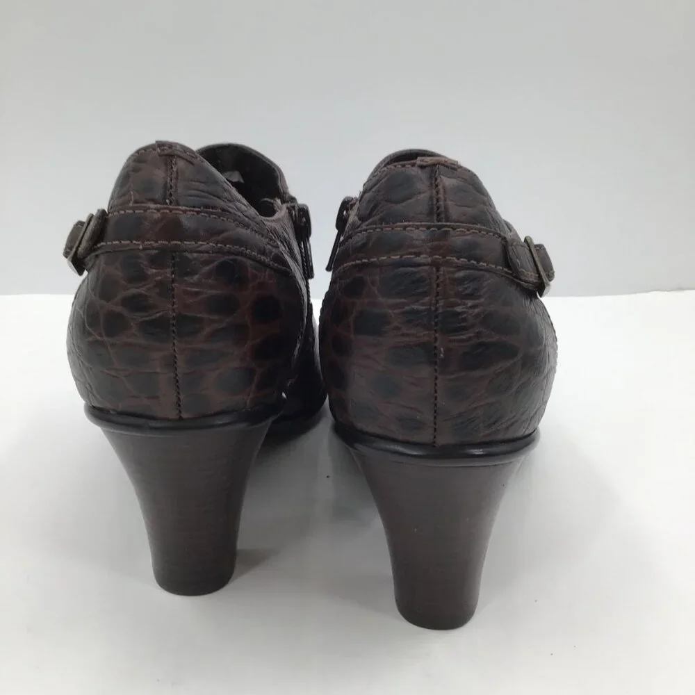 Women's 10M Clarks Bendables Dark Brown Leather Ankle Booties Boots Heels